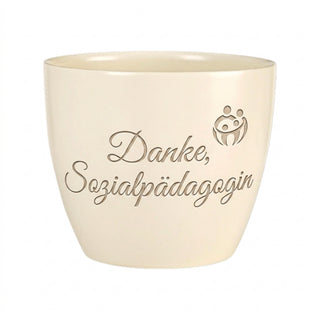 Personalisierter Blumentopf — Danke-Geschenk für Sozialpädagogin mit Gravur — Detailansicht der Lasergravur