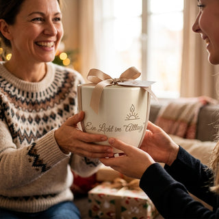 Personalisierter Blumentopf mit Gravur — Geschenk Pflegekraft Abschied — als persoenliche Geschenk-Uebergabe