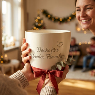 Personalisierter Blumentopf mit Gravur — Geschenk Sportmediziner Danke — als persoenliche Geschenk-Uebergabe