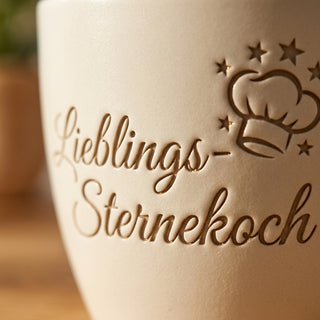 Personalisierter Blumentopf mit Gravur — Geschenk Sternekoch Küche & Genuss — Detailaufnahme