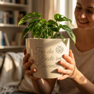 Personalisierter Blumentopf mit Gravur — Geschenk Schauspielerin Bühne — im Wohnambiente