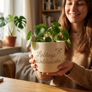 Personalisierter Blumentopf mit Gravur — Geschenk Waldarbeiter Pensionierung — im Wohnambiente