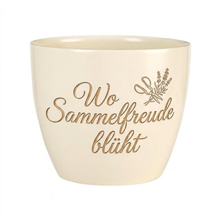 Personalisierter Blumentopf mit Gravur — Geschenk Sammlerin Geburtstag — Detailansicht der Lasergravur