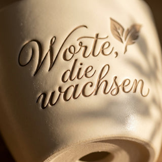 Personalisierter Blumentopf mit Gravur — Geschenk Schriftstellerin — Detailaufnahme