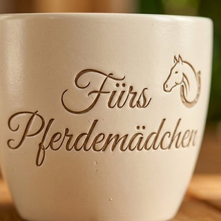 Personalisierter Blumentopf 'Fürs Pferdemädchen' — Geschenk Pferdefreundin — Detailaufnahme