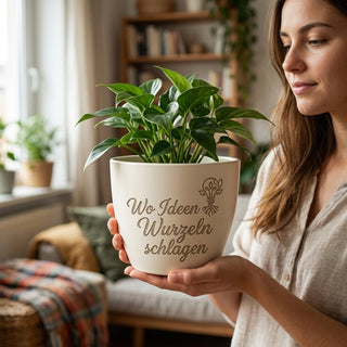 Personalisierter Blumentopf mit Gravur — Geschenk Maschinenbauingenieur — im Wohnambiente