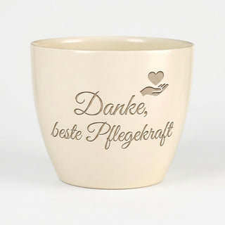 Personalisierter Blumentopf mit Gravur — Danke Geschenk für Pflegefachkraft — Detailansicht der Lasergravur