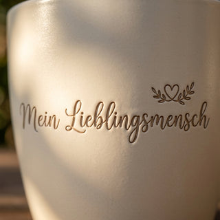 Personalisierter Blumentopf „Mein Lieblingsmensch“ — Geschenk für WG Partner — Detailaufnahme