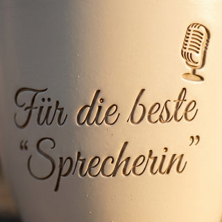 Personalisierter Blumentopf mit Gravur — Geschenk Sprecherin Abschied — Detailaufnahme