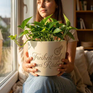 Personalisierter Blumentopf mit Gravur — Geschenk Radfahrerin Geburtstag — im Wohnambiente