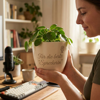 Personalisierter Blumentopf mit Gravur — Geschenk Sprecherin Abschied — im Wohnambiente