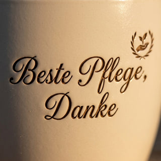 Personalisierter Blumentopf mit Gravur — Geschenk für Pflegekraft — Detailaufnahme