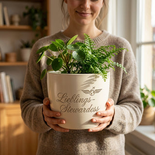 Personalisierter Blumentopf mit Gravur — Geschenk für Flugbegleiterin Abschied — im Wohnambiente