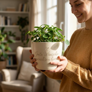 Personalisierter Blumentopf mit Gravur — Geschenk Schwester zum Geburtstag — im Wohnambiente