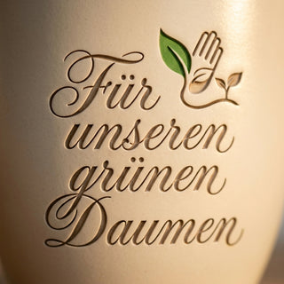 Personalisierter Blumentopf mit Gravur — Geschenk für Gartenfreunde — Detailaufnahme