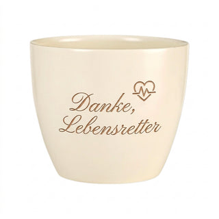 Personalisierter Blumentopf „Danke, Lebensretter“ — Geschenk Rettungssanitäter — Detailansicht der Lasergravur