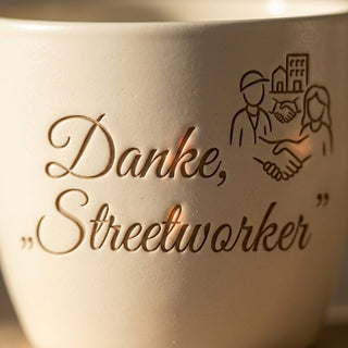 Personalisierter Blumentopf — Danke Streetworker Geschenk mit Lasergravur — Detailaufnahme
