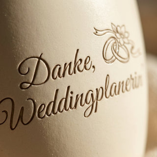 Personalisierter Blumentopf mit Gravur — Danke Geschenk Weddingplanerin — Detailaufnahme