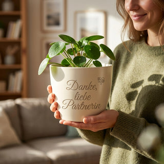 Personalisierter Blumentopf mit Gravur — Geschenk Geschäftspartnerin Dankeschön — im Wohnambiente