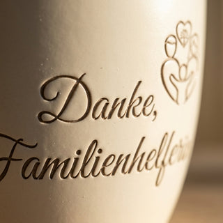 Personalisierter Blumentopf mit Gravur — Danke Geschenk Familienhelferin — Detailaufnahme