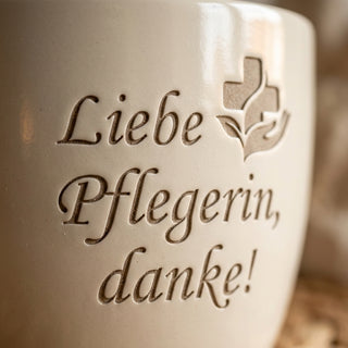 Personalisierter Blumentopf mit Gravur — Geschenk Pflegerin Dankeschön — Detailaufnahme