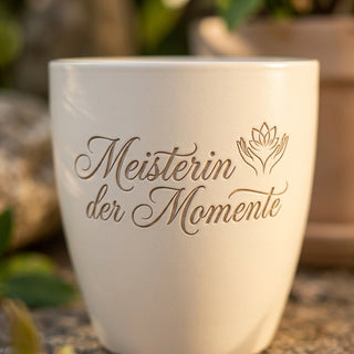 Personalisierter Blumentopf mit Gravur — Geschenk Zeremonienmeisterin Abschied — Detailaufnahme