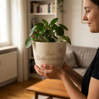Blumentopf mit Gravur — Geschenk Rechtsanwaltsfachangestellte Abschied — im Wohnambiente