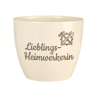 Personalisierter Blumentopf mit Gravur — Geschenk Heimwerkerin Geburtstag — Detailansicht der Lasergravur