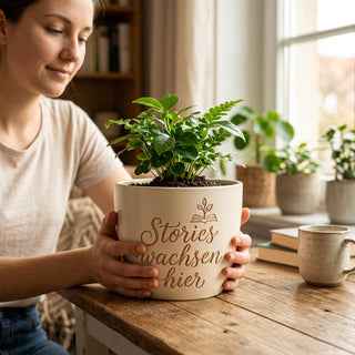 Personalisierter Blumentopf mit Gravur — Geschenk für Bücherwürme — im Wohnambiente