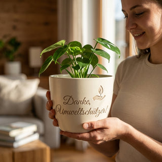 Personalisierter Blumentopf mit Lasergravur — Geschenk Umwelttechniker Danke — im Wohnambiente