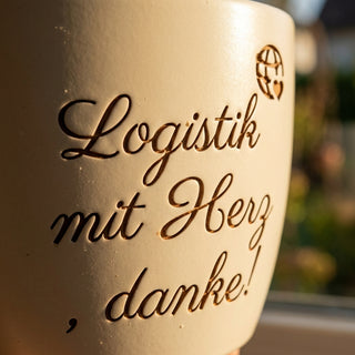 Persönliches Geschenk für Speditionskaufmann – Gravur: Logistik mit Herz, danke! — Detailaufnahme