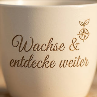 Geschenk für Forscherinnen – Blumentopf mit persönlicher Gravur — Detailaufnahme