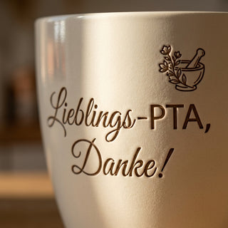 Personalisierter Blumentopf mit Gravur — Dankeschön Geschenk für PTA — Detailaufnahme