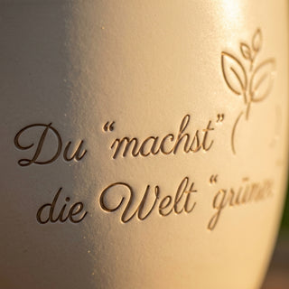 Personalisierter Blumentopf mit Gravur — Geschenk für Umwelttechniker — Detailaufnahme