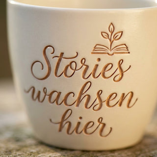 Personalisierter Blumentopf mit Gravur — Geschenk für Bücherwürme — Detailaufnahme