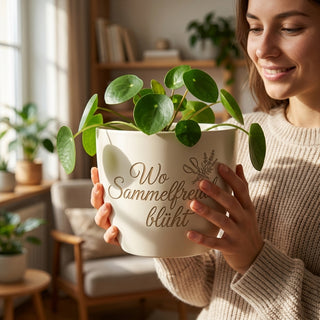 Personalisierter Blumentopf mit Gravur — Geschenk Sammlerin Geburtstag — im Wohnambiente