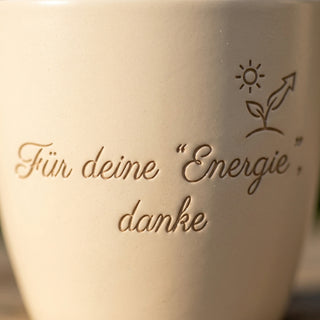 Personalisierter Blumentopf mit Gravur — Geschenk Energetikerin — Detailaufnahme