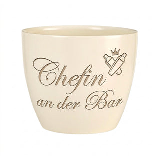 Personalisierter Blumentopf mit Gravur — Geschenk Barkeeperin Abschied — Detailansicht der Lasergravur