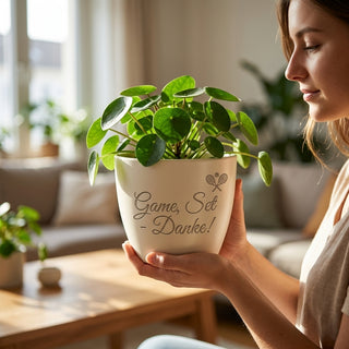 Personalisierter Blumentopf mit Gravur — Geschenk Tennislehrer Danke — im Wohnambiente