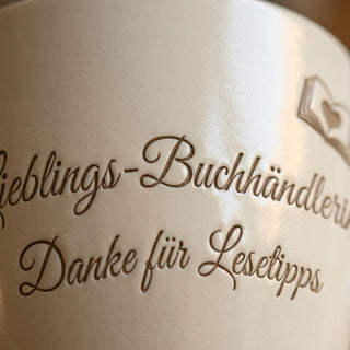 Blumentopf mit Gravur — Geschenk Buchhändlerin Abschied oder Dankeschön — Detailaufnahme