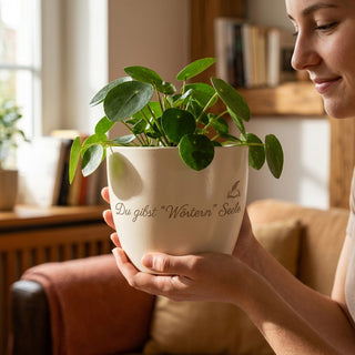 Blumentopf mit Gravur „Du gibst Wörtern Seele“ — Geschenk für Synchronsprecher — im Wohnambiente