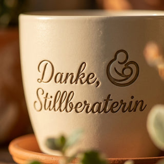 Personalisierter Blumentopf mit Gravur — Danke Geschenk für Stillberaterin — Detailaufnahme