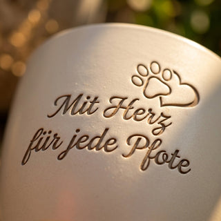 Personalisierter Blumentopf mit Gravur — Dankeschön Tierheimmitarbeiterin — Detailaufnahme