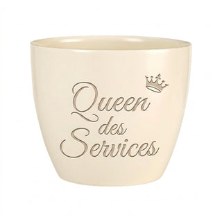 Personalisierter Blumentopf „Queen des Services“ — Geschenk Restaurantfachfrau — Detailansicht der Lasergravur