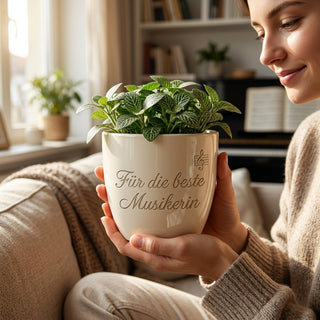 Personalisierter Blumentopf mit Gravur — Geschenk Musikerin — im Wohnambiente