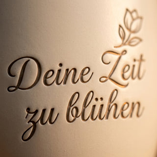 Personalisierter Blumentopf mit Gravur — Geschenk Berufsanfänger Karrierestart — Detailaufnahme