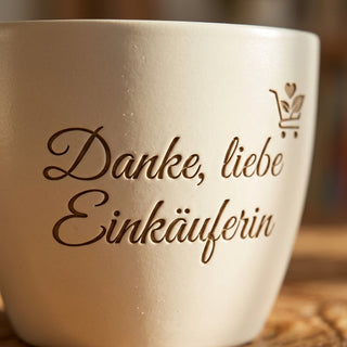 Persönlicher Blumentopf mit Gravur – Danke, liebe Einkäuferin — Detailaufnahme