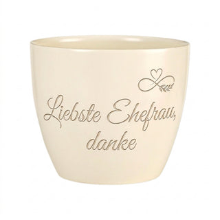 Personalisierter Blumentopf mit Gravur — Geschenk Ehefrau zum Jahrestag — Detailansicht der Lasergravur