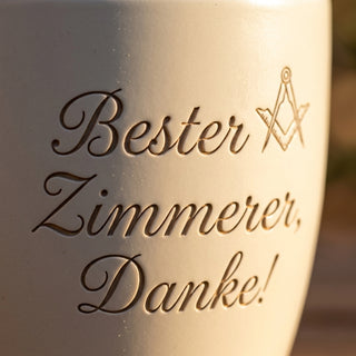 Personalisierter Blumentopf mit Gravur — Zimmerer Geschenk zum Dank & Abschied — Detailaufnahme
