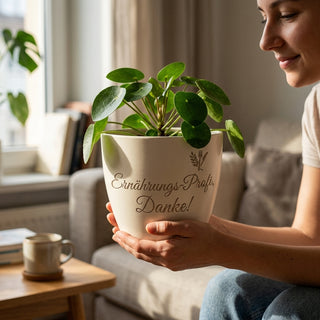 Personalisierter Blumentopf mit Gravur — Danke Geschenk für Ernährungsberaterin — im Wohnambiente